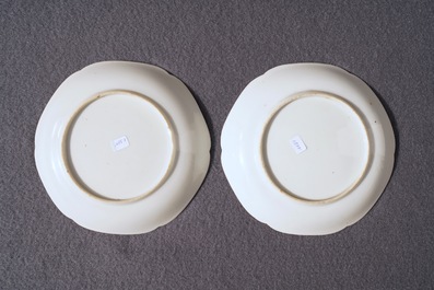 Une paire de tasses et soucoupes en porcelaine de Chine famille rose, Yongzheng